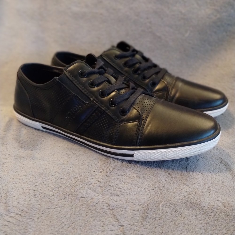 Reaction Kenneth Cole Black Leather Sneakers Size 10